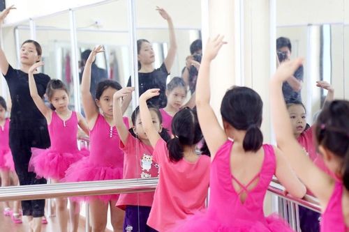 Công điện của Thủ tướng Phạm Minh Chính: Khuyến khích nghệ sĩ, VĐV tham gia hoạt động Hè cho trẻ em