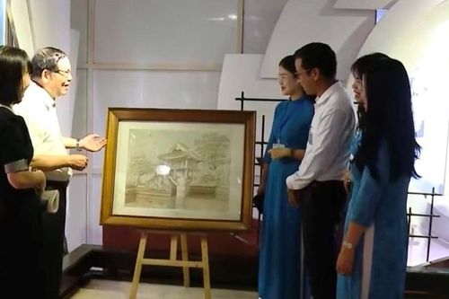 Chuyện về những bức tranh thêu Bác Hồ tặng bạn bè quốc tế