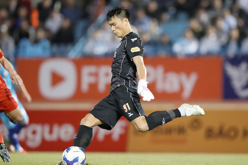 Thủ thành Bùi Tiến Dũng nói gì sau khi ghi bàn thắng 'cực hiếm' ở V-League?