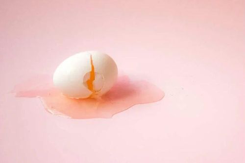 Đập trứng vào trán con để quay TikTok, người mẹ nhận kết đắng