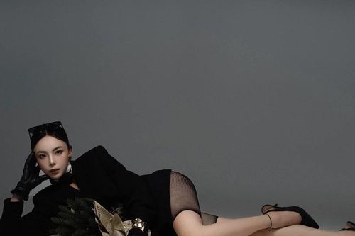 Chào tuổi mới, 'hot girl bắn súng' Phí Thanh Thảo khoe ảnh cực ngầu