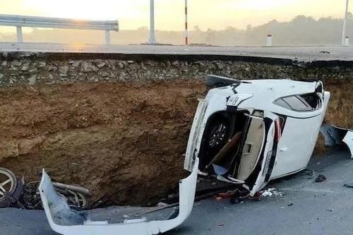 Tây Ninh: Sụp lún đường dẫn lên cầu Hòa Bình khiến 6 người bị thương, ai thi công?