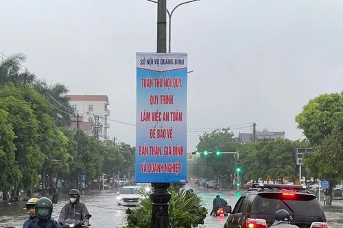 Mưa như trút, nhiều tuyến đường tại TP Đồng Hới ngập sâu gần nửa mét