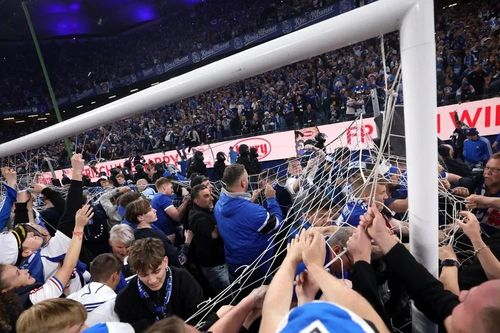 Hamburg thăng hạng Bundesliga, cổ động viên ăn mừng hỗn loạn