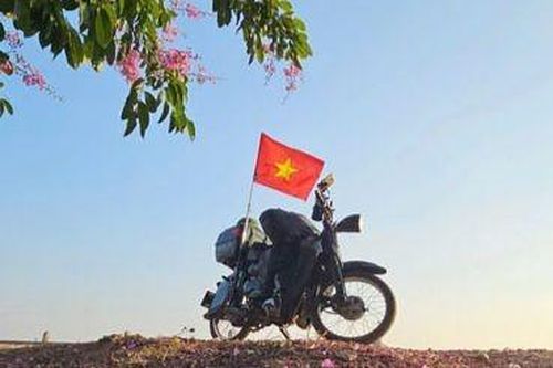 'Đất nước tôi, thon thả giọt đàn bầu'...