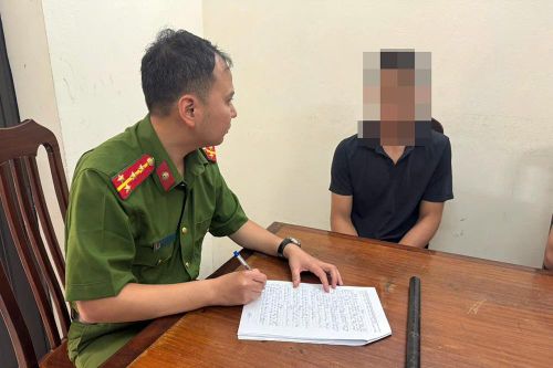 Hà Nội: Xác định đối tượng đi ô tô dùng gậy sắt đánh vào mặt người phụ nữ dừng xe ven đường