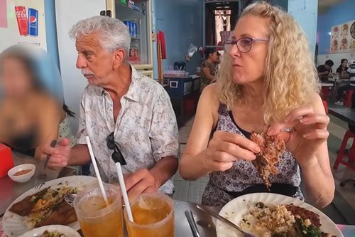 Khách Tây trở lại Việt Nam, ăn một món ở quán gần 30 năm, khen ngon hơn phở