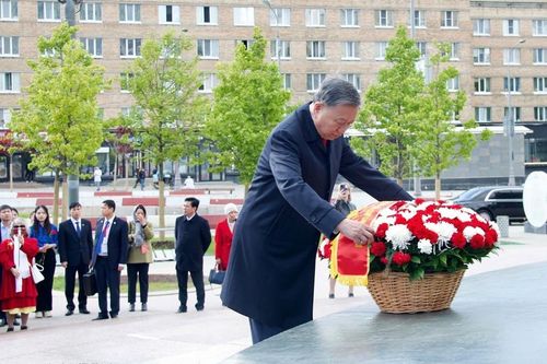 Tổng Bí thư Tô Lâm dâng hoa tưởng nhớ Chủ tịch Hồ Chí Minh tại Moscow