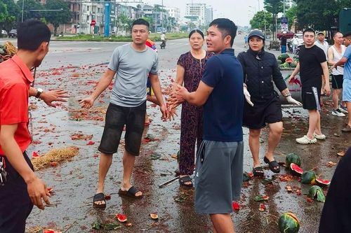 Hậu cảnh tượng xúc động sau vụ tai nạn: Tài xế xe chở dưa hấu đã tử vong