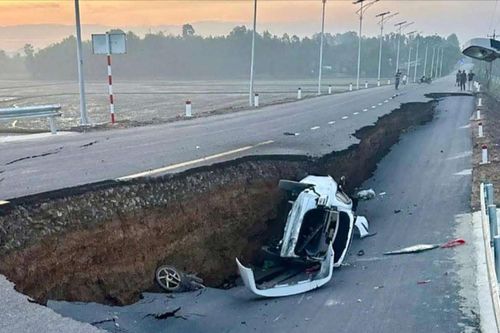 Sụt lún đường lên cầu vừa khánh thành, ô tô chở 4 người rơi xuống hố