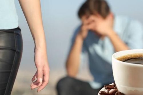 Người đàn ông bất ngờ bị vợ bỏ chỉ vì bã cà phê