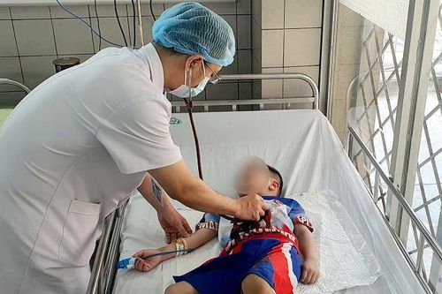 Cứu thành công bé trai 5 tuổi tự thắt dây dải rút quần vào cổ