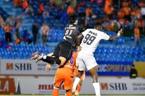 Thủ môn Bùi Tiến Dũng lập 'siêu phẩm' ở V.League; 2 cầu thủ quan trọng của Barca trở lại ở đại chiến với Real