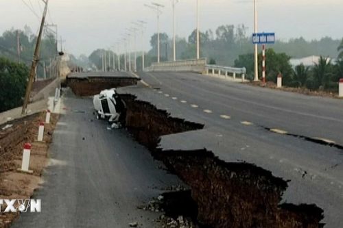 Bộ Xây dựng: Đảm bảo chất lượng công trình sau sự cố sụt lún đường, sập cầu