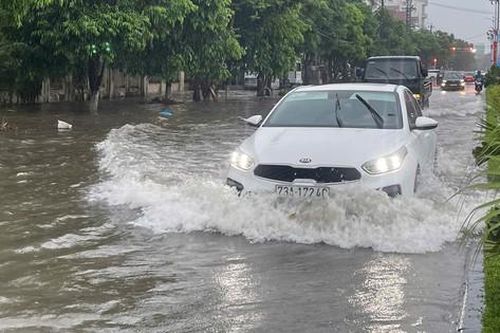 Mưa lớn, nhiều tuyến đường ở Tp.Đồng Hới lại ngập trong nước