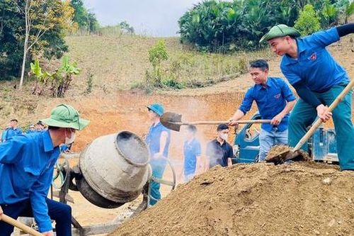Cõng vật liệu lên đồi núi, chung tay giúp đỡ các hộ nghèo xóa nhà tạm bợ