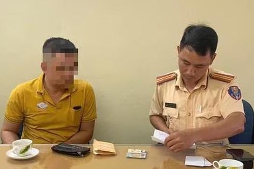 Xử phạt tài xế xe buýt cố tình mở cửa va vào xe máy chở trẻ nhỏ