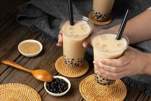 Cậu bé 6 tuổi suýt mất mạng vì uống trà sữa