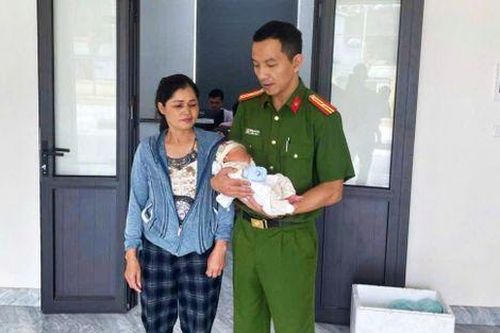 Bé trai sơ sinh bị bỏ rơi ở ven đường, mẩu giấy để lại có nội dung gây chú ý