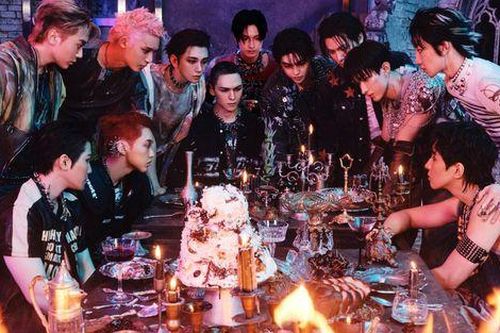 Album kỷ niệm 10 năm của SEVENTEEN vướng nghi vấn đạo nhái