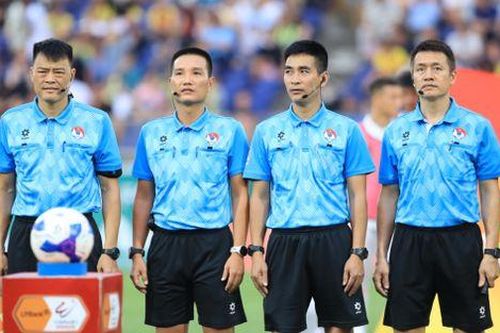 Trọng tài quên luật: Căn bệnh của bóng đá Việt Nam