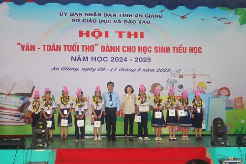 110 học sinh được khen thưởng trong hội thi 'Văn - Toán tuổi thơ'