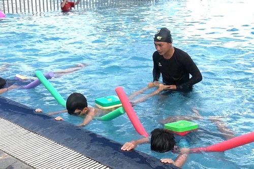 Trao giấy chứng nhận hoàn thành khóa bơi cơ bản cho 53 em thiếu nhi khó khăn
