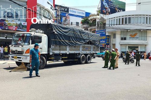 Tại TP. Nha Trang, một phụ nữ bị xe tải cán tử vong