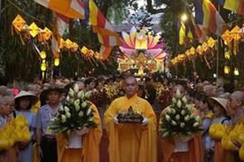 Hàng ngàn người bộ hành trang nghiêm rước Phật