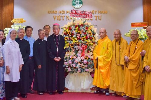 Tổng Giám mục Tổng Giáo phận TP.HCM thăm, chúc mừng Đại lễ Vesak 2025 và Phật đản Phật lịch 2569
