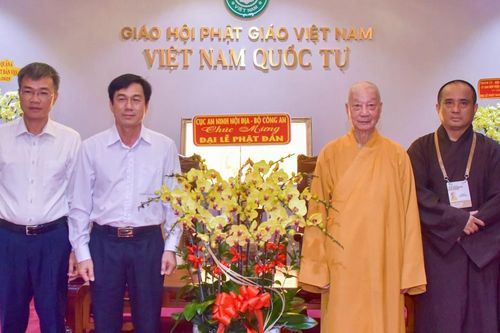 Lãnh đạo Cục An ninh nội địa - Bộ Công an chúc mừng Đại lễ Phật đản đến Đức Pháp chủ GHPGVN