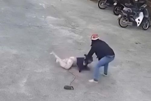 Truy tìm kẻ đội tóc giả chích điện người phụ nữ cạnh sân bóng ở Phú Quốc