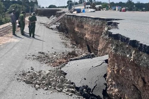Tây Ninh: Chốt chặn đoạn đường dẫn cầu Hòa Bình bị sụp lún để đảm bảo ATGT