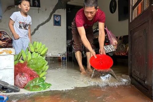 Nhà ngập nhiều ngày sau cơn mưa lớn nhất 8 năm, người dân Thủ Đức ngán ngẩm