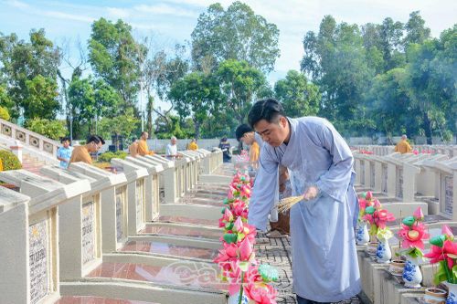 Dâng hương tưởng nhớ Bác Hồ nhân mùa Đại lễ Phật đản