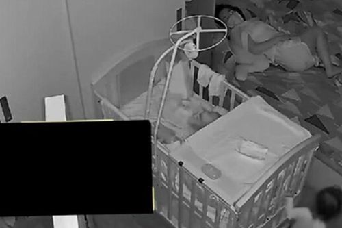 Mẹ sinh thêm em, camera ghi lại cảnh tượng bé gái 1 tuổi nửa đêm sang phòng tìm mẹ khiến nhiều người xót xa