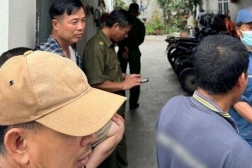 Đi làm về, mẹ bàng hoàng nhìn qua khe cửa thấy con trai nằm bất động: Hé lộ tình tiết đau lòng