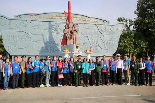 Đoàn đại biểu TPHCM lên đường thăm Trường Sa và Nhà giàn DK1