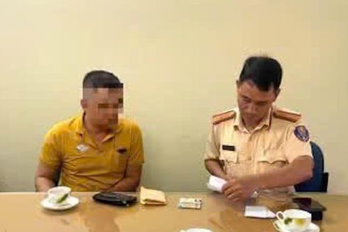 Phạt tài xế xe buýt mở cửa xe bất cẩn còn lớn tiếng đe dọa người đi đường