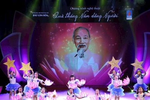 Chương trình nghệ thuật 'Quà tháng 5 dâng Người' diễn ra tại Nhà hát Lớn Hà Nội
