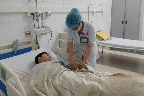 Đau bụng, nôn ra máu tươi, bé trai 9 tuổi bất ngờ được chẩn đoán xuất huyết tiêu hóa