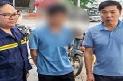 10 phút nghẹt thở giải cứu thanh niên 24 tuổi ngồi trên lan can cầu vượt