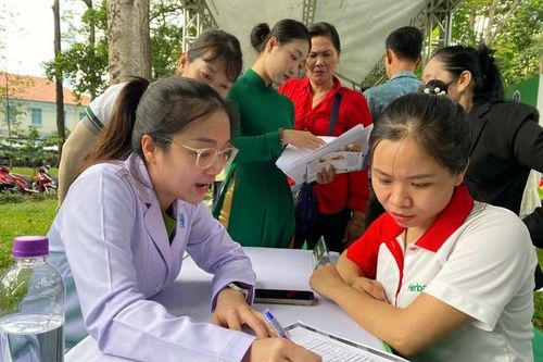 Người dân háo hức khám, tư vấn sức khỏe miễn phí tại Ngày Dinh dưỡng Cộng đồng Việt Nam lần 4