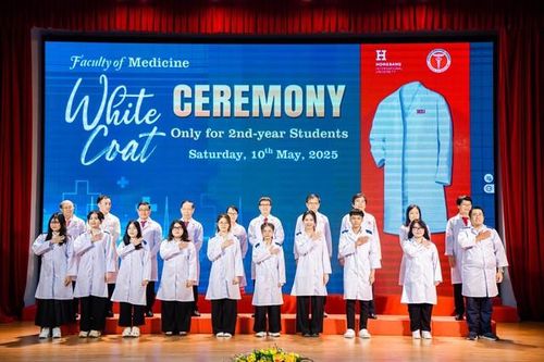 Lễ trao áo blouse trắng và hành trình trưởng thành dưới cơn mưa đầu hè tại HIU