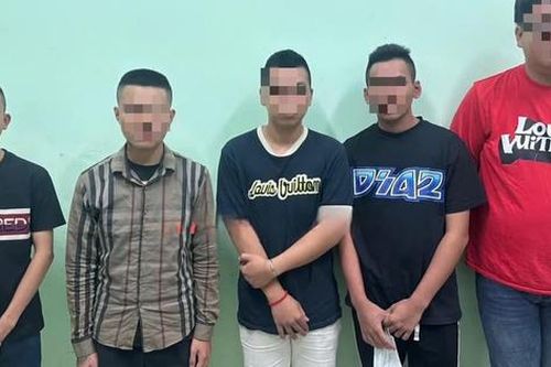 Hàng chục thanh thiếu niên 'dằn mặt' nhau giữa phố, công an vào cuộc khẩn