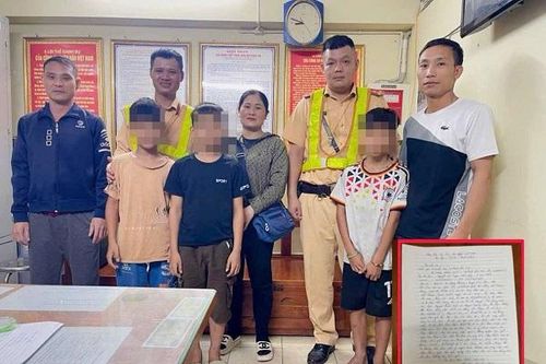 Cha mẹ bật khóc khi con đi lạc 30km được đưa về nhà an toàn