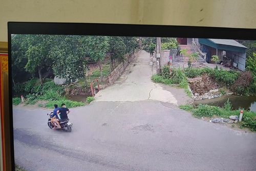 Bắt 2 đối tượng cướp giật tài sản của chủ hiệu tạp hóa