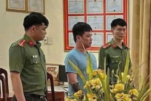 TikToker… 'ngáo quyền lực'