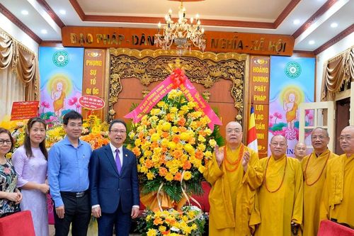 Lan tỏa tình yêu thương trong mùa Phật đản