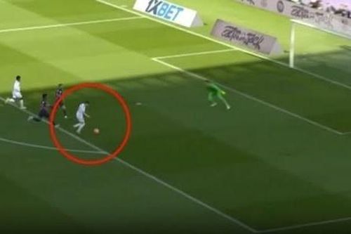 Pha bóng gây sửng sốt ở El Clasico